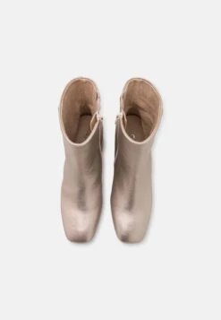 Gabor Comfort Korte Laarzen - Puder 13 Gabor Comfort Korte Laarzen - Puder -Gabor Comfort Verkoopwinkel 3c89db24fd1c45b9a7c8fa30f0c5a0d8